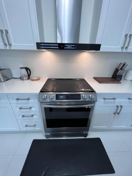 Brand New 4 Bedroom Villa By Hamilton Airport! Ngoại thất bức ảnh
