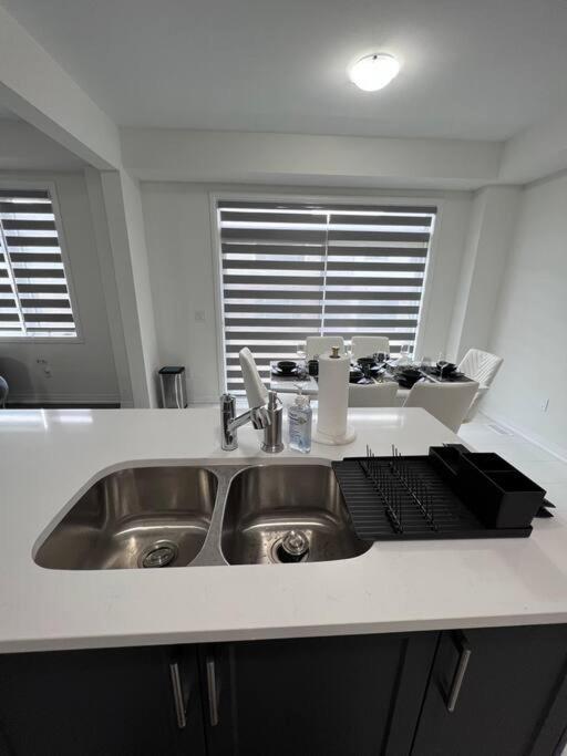 Brand New 4 Bedroom Villa By Hamilton Airport! Ngoại thất bức ảnh