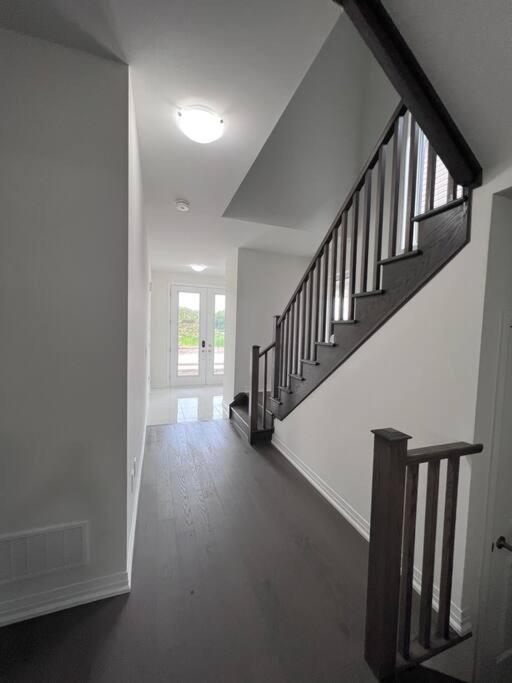 Brand New 4 Bedroom Villa By Hamilton Airport! Ngoại thất bức ảnh