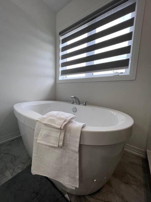 Brand New 4 Bedroom Villa By Hamilton Airport! Ngoại thất bức ảnh